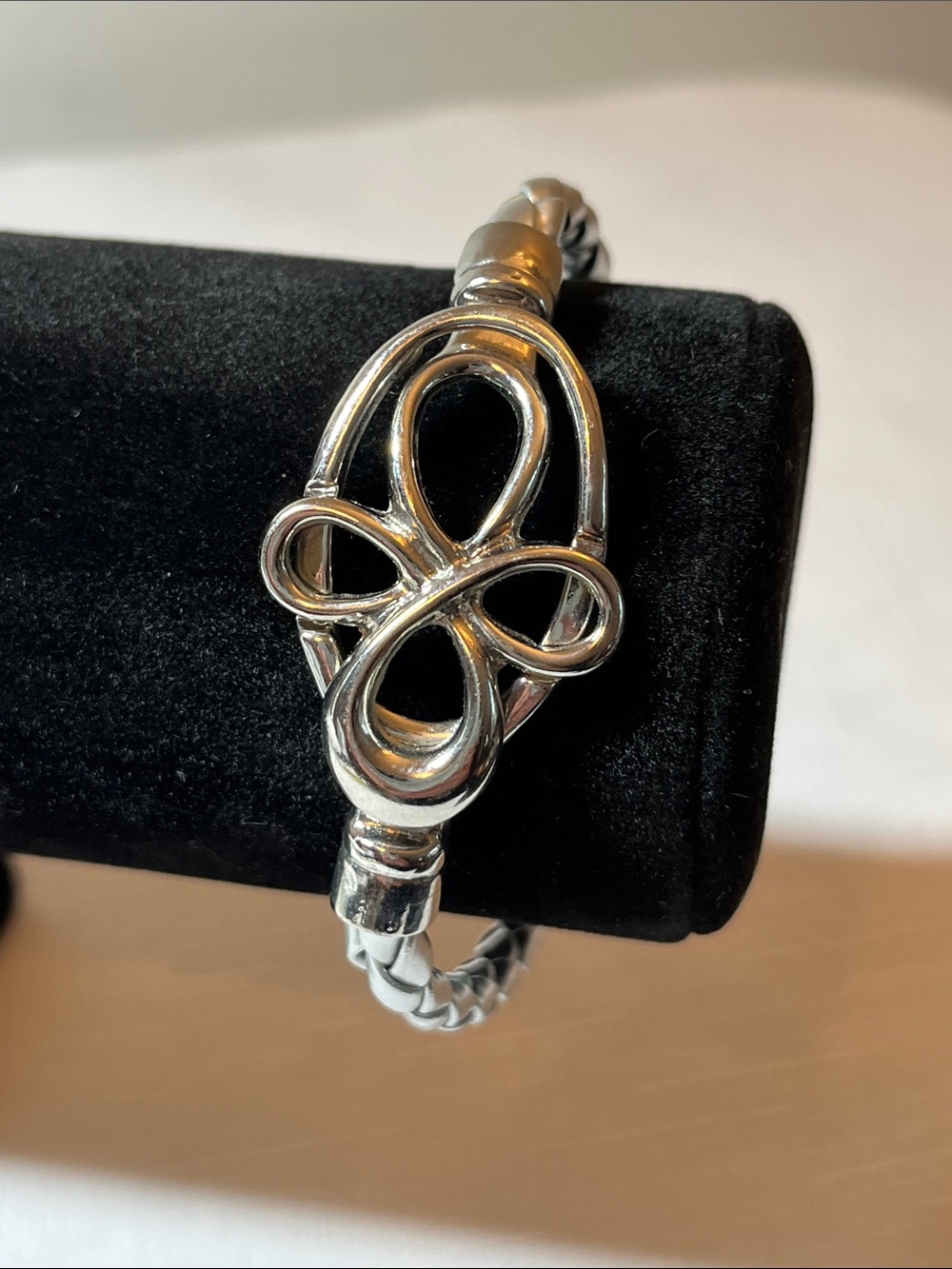 Silver Infinity Knot Bracelet
Magnetic
Unique